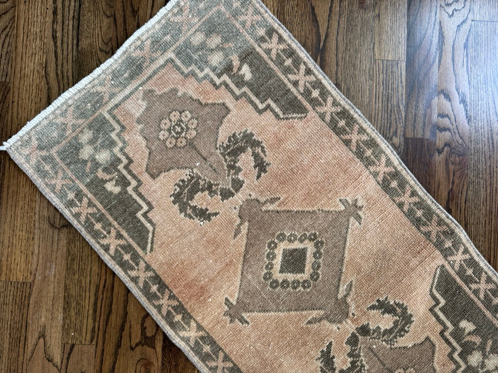 Vintage Turkish Mini Rug No. 119 | 1'8 x 3'1