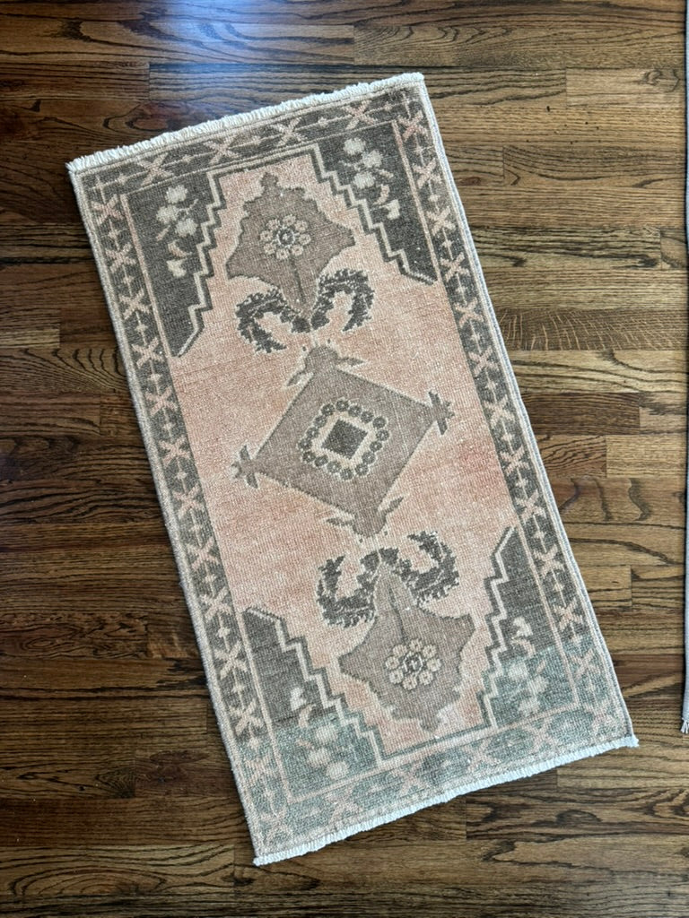 Vintage Turkish Mini Rug No. 119 |  1'8 x 3'1