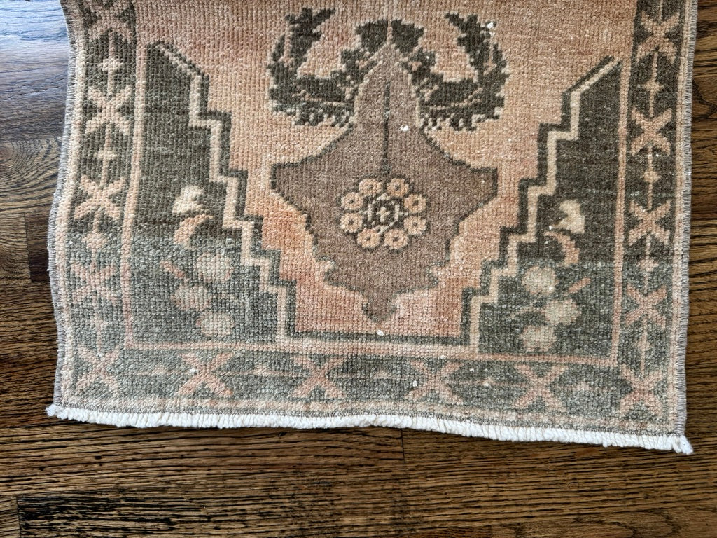 Vintage Turkish Mini Rug No. 119 |  1'8 x 3'1