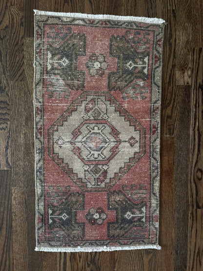 Vintage Turkish Mini Rug No. 124 |  1'7 x 3'0